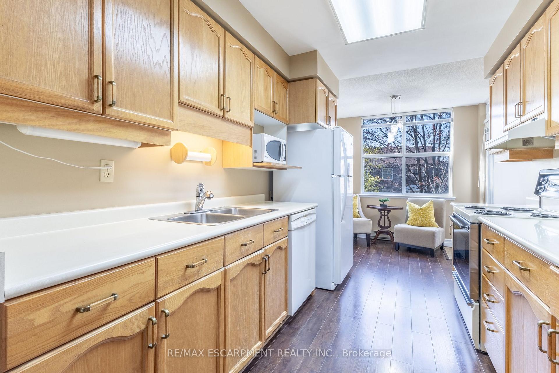 2 Bedrooms Condo at 2199 Sixth,  Oakville For sale