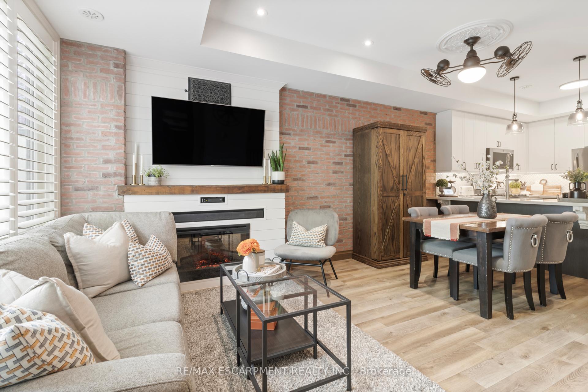 3 Bedrooms Condo at 2232 Bromsgrove, Mississauga For sale