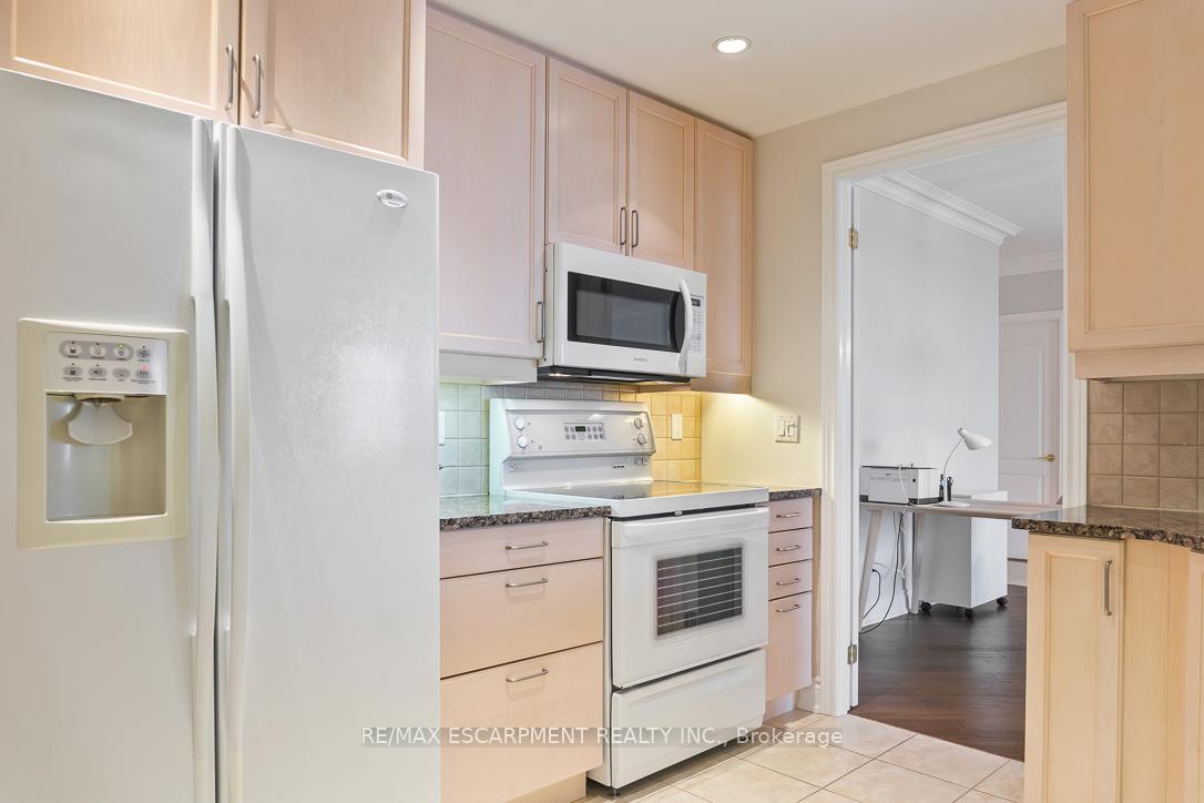 1 Bedroom Condo at 1900 The Collegeway, Mississauga For sale