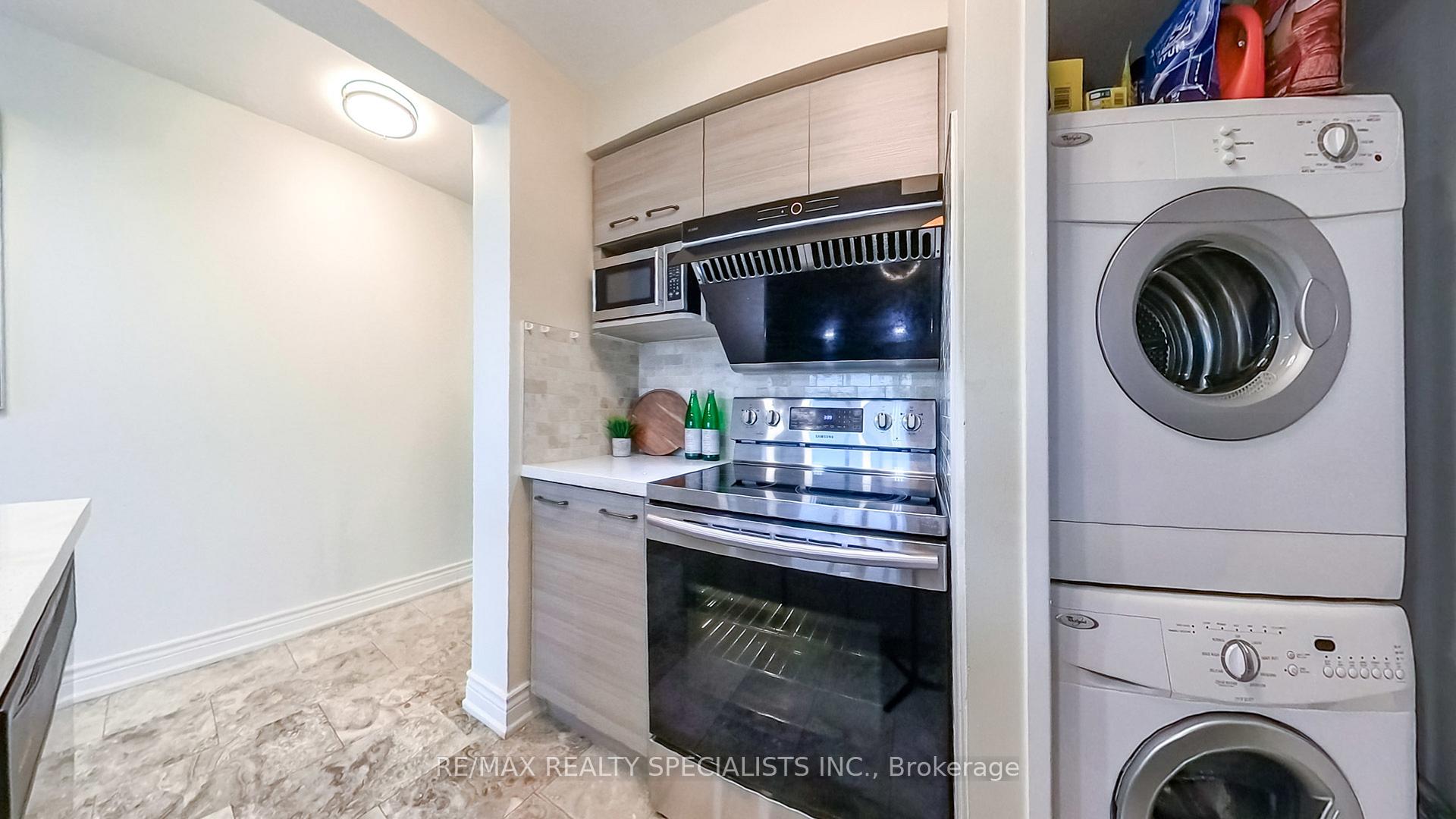1 Bedroom Condo at 8 LEE CENTRE, Toronto For sale