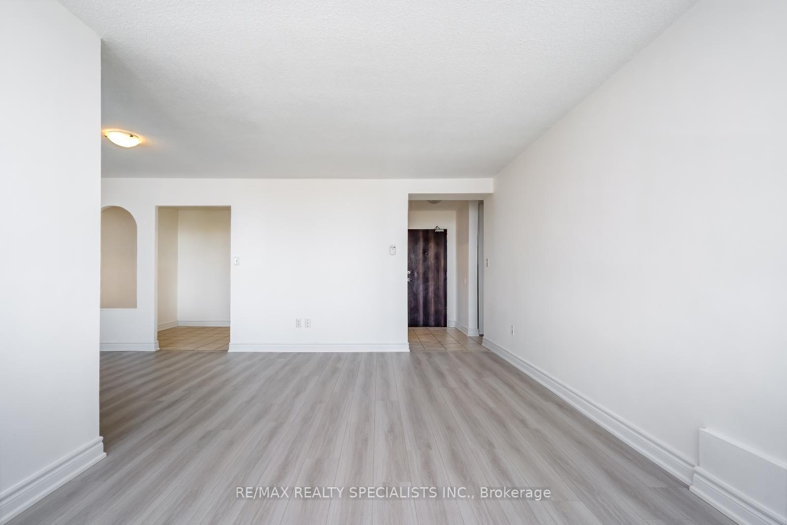 3 Bedrooms Condo at 2556 Argyle, Mississauga For sale