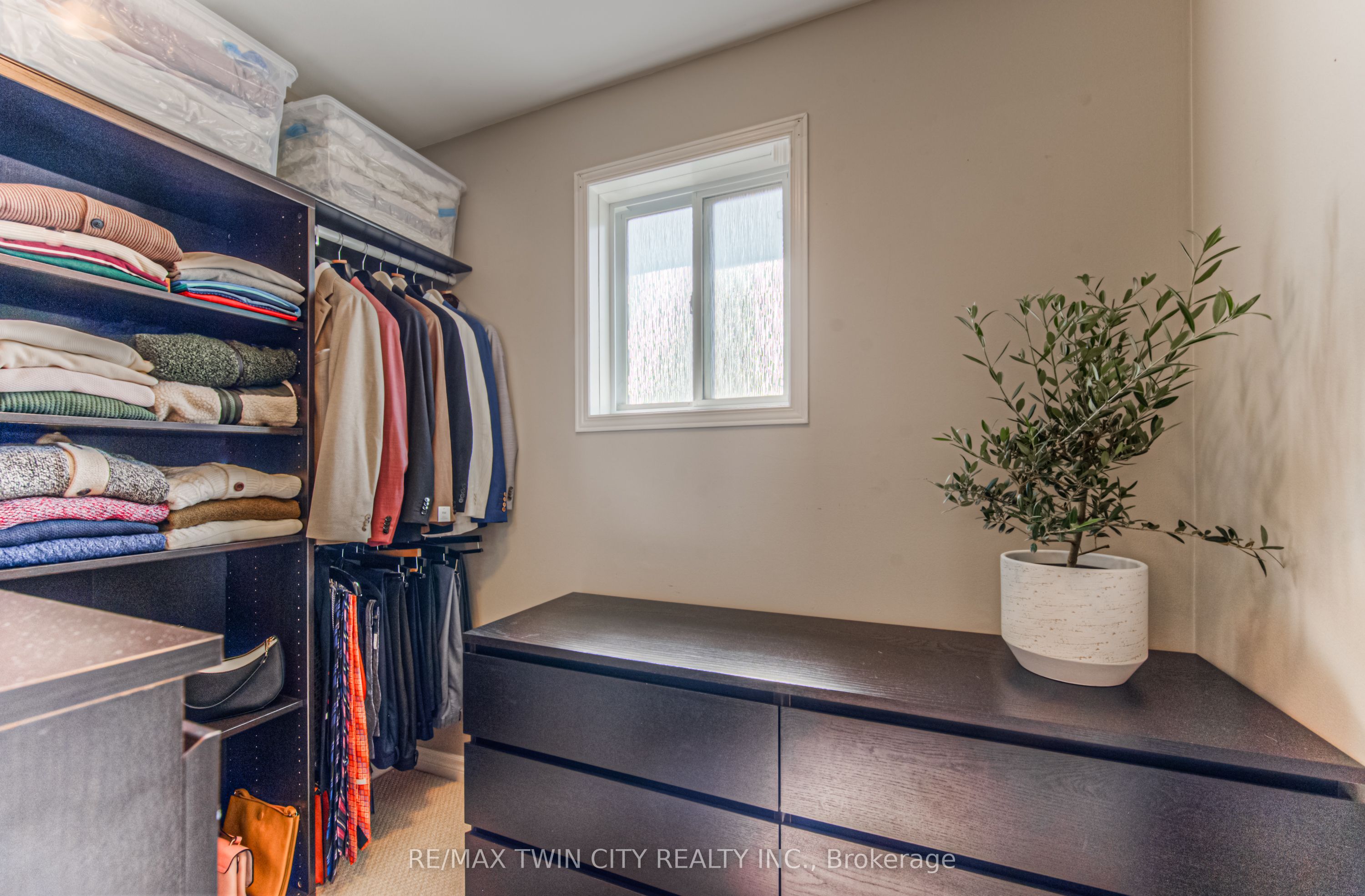 381 University Downs Crescent