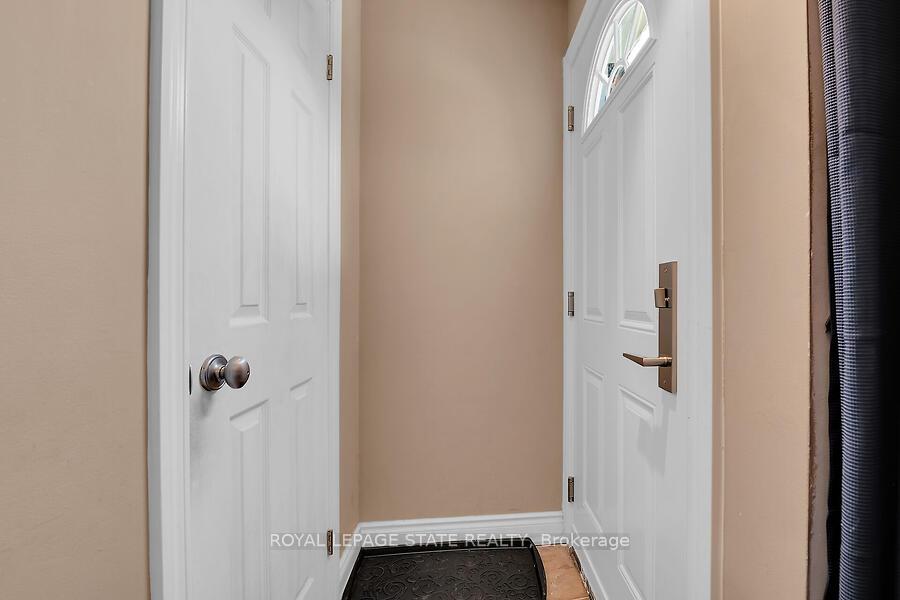 3 Bedrooms Condo at 977 Francis,  Burlington For sale