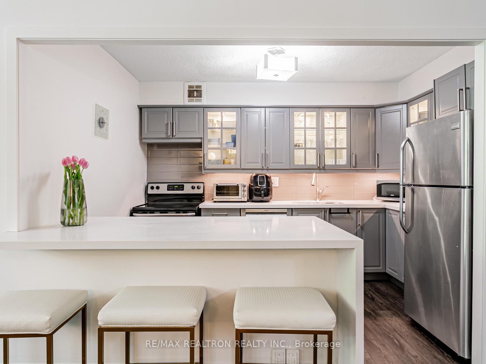 2 Bedrooms Condo at 22 Shallmar, Toronto For sale