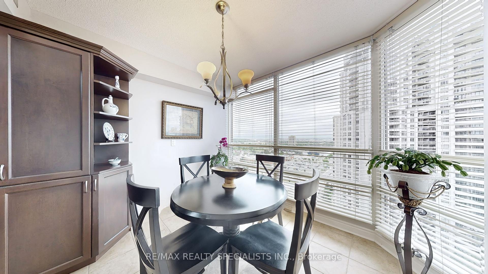 2 Bedrooms Condo at 45 Kingsbridge Garden, Mississauga For sale