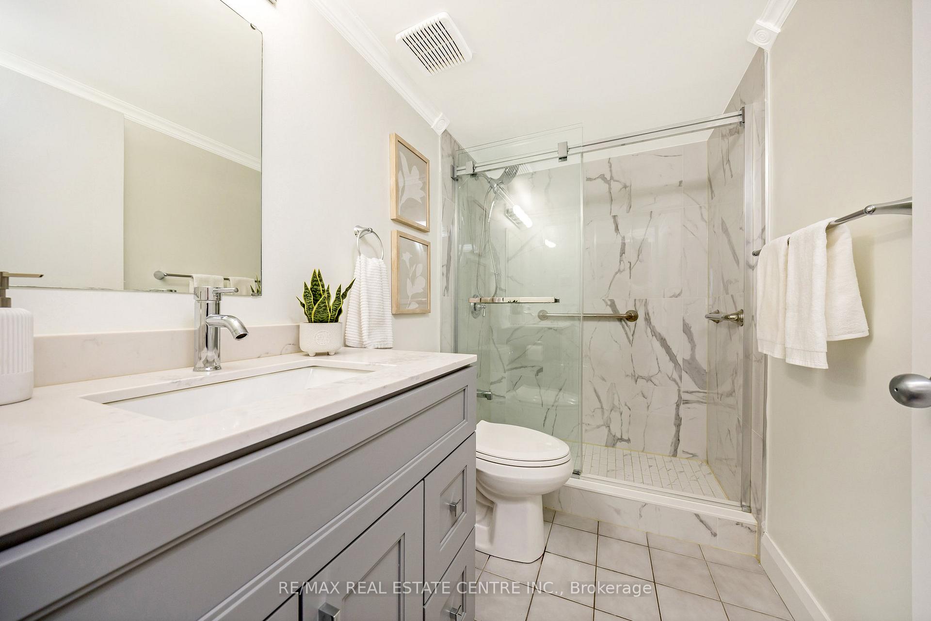 2 Bedrooms Condo at 4185 Shipp, Mississauga For sale