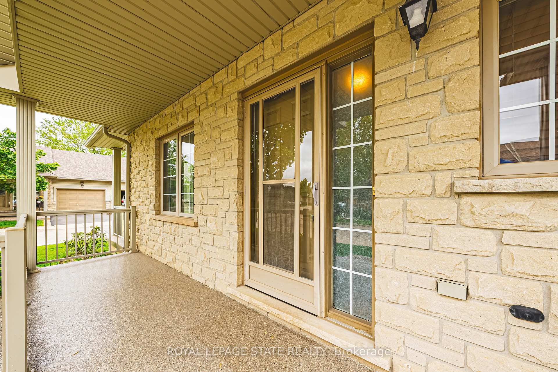 2 Bedrooms Condo at 130 Southbrook, Hamilton For sale