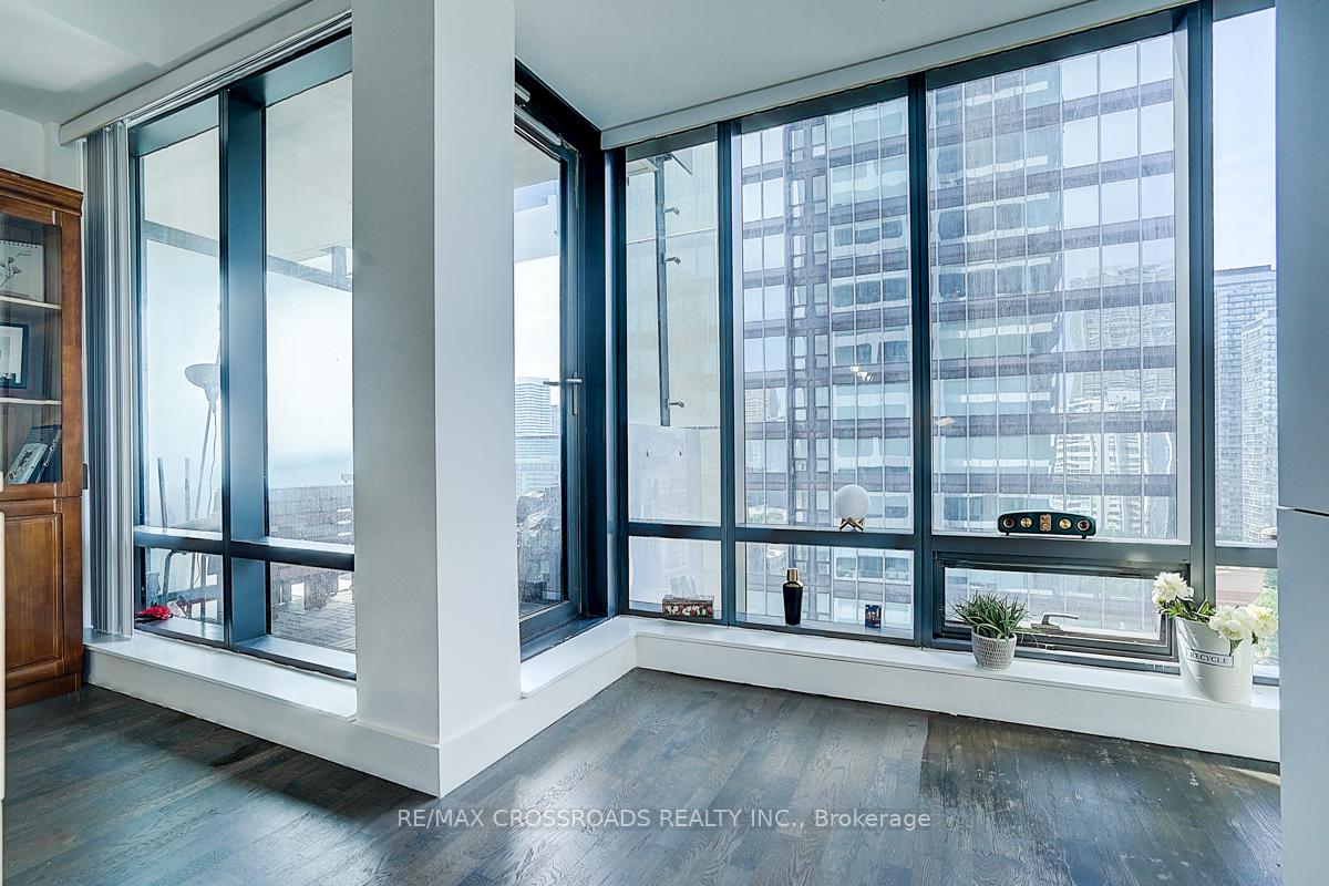 2 Bedrooms Condo at 5 St Joseph, Toronto For sale