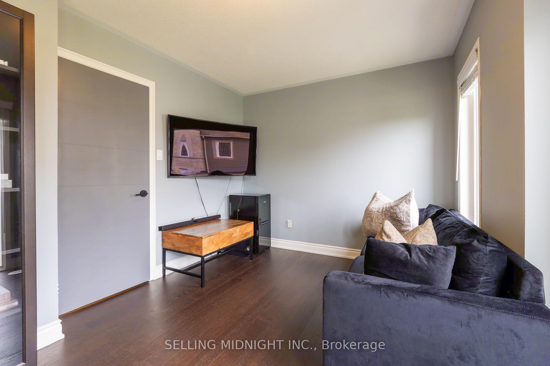 2 Bedrooms Condo at 5650 WINSTON CHURCHILL, Mississauga For sale