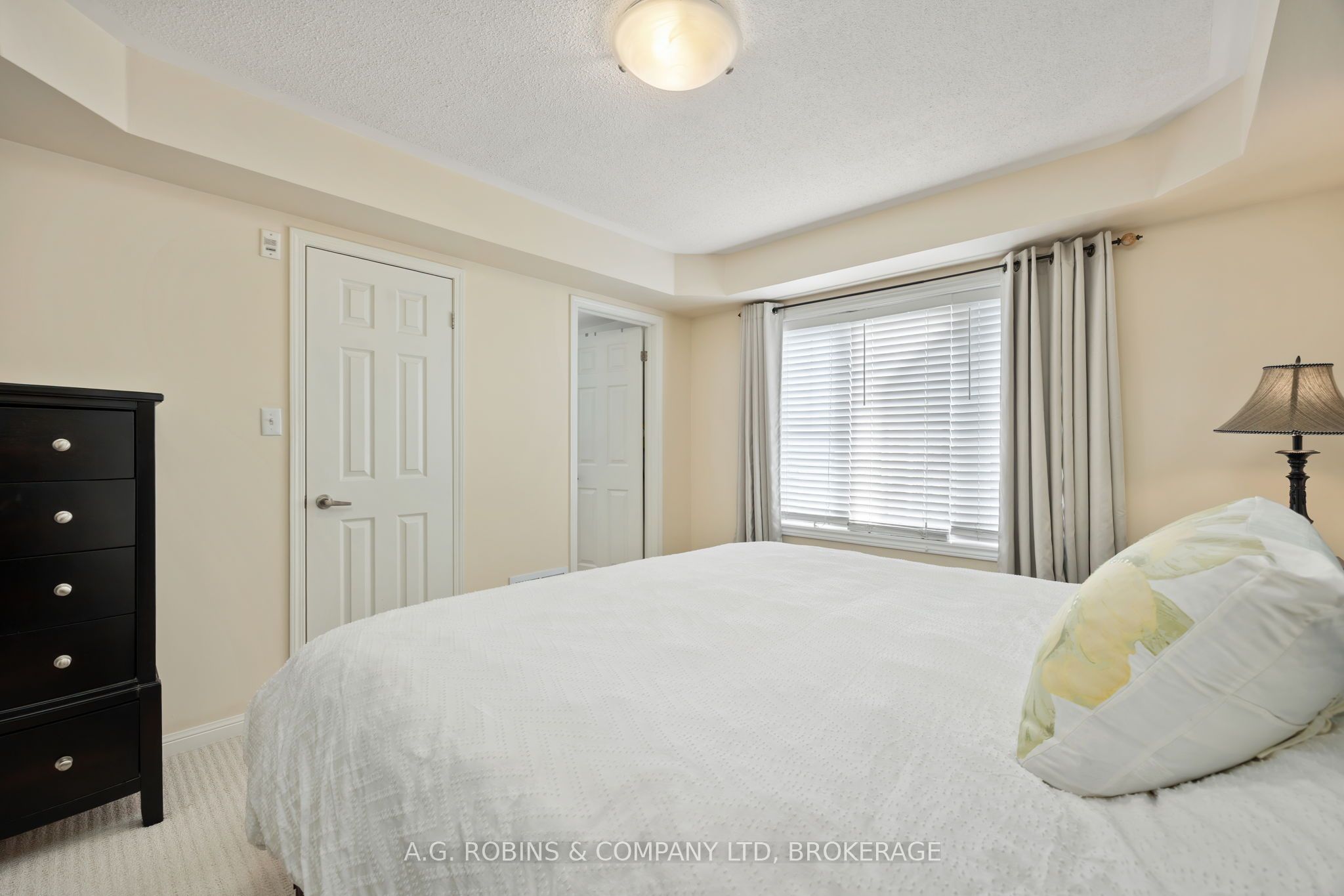 595 Dundas Street W, #4