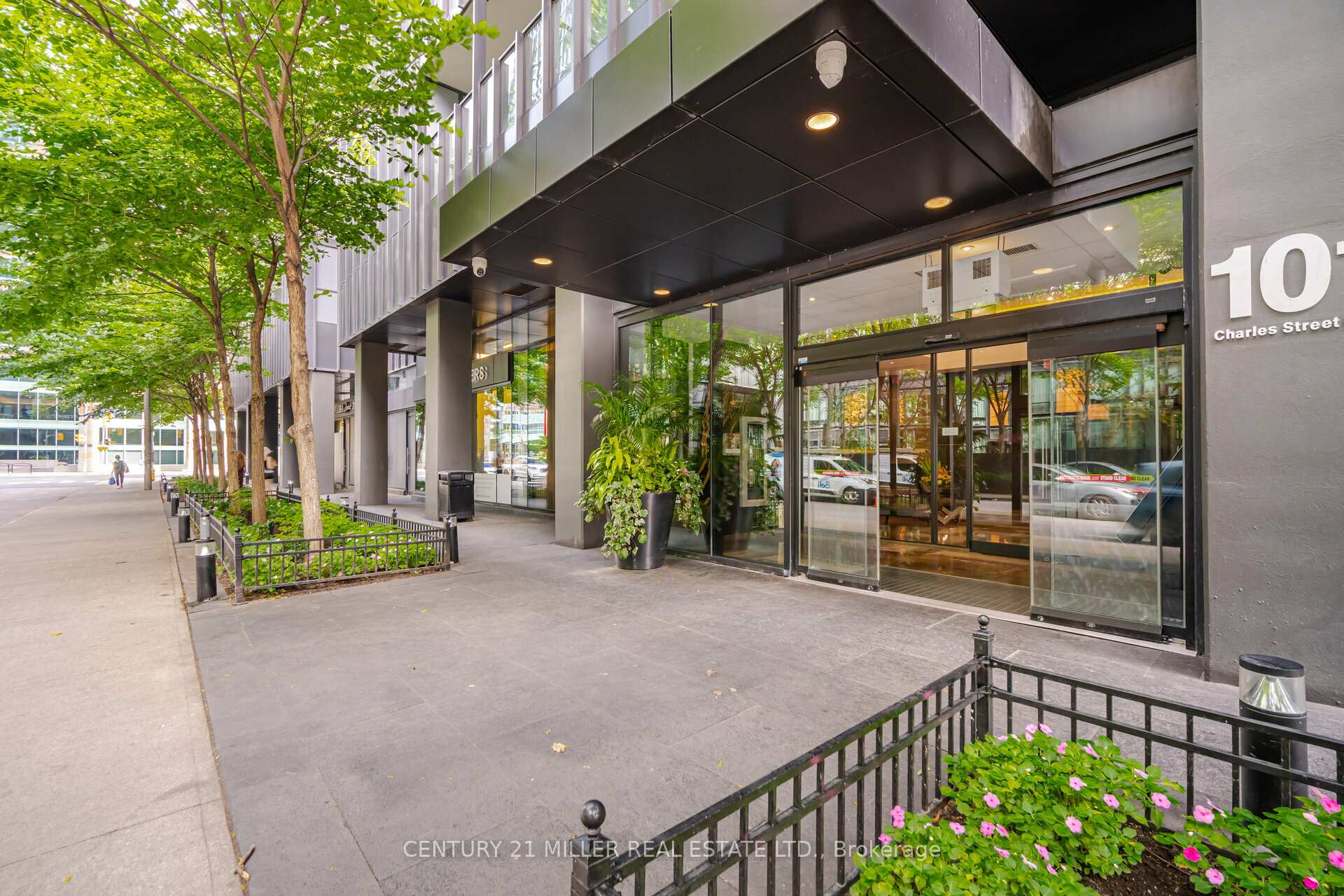 2 Bedrooms Condo at 101 Charles, Toronto For sale