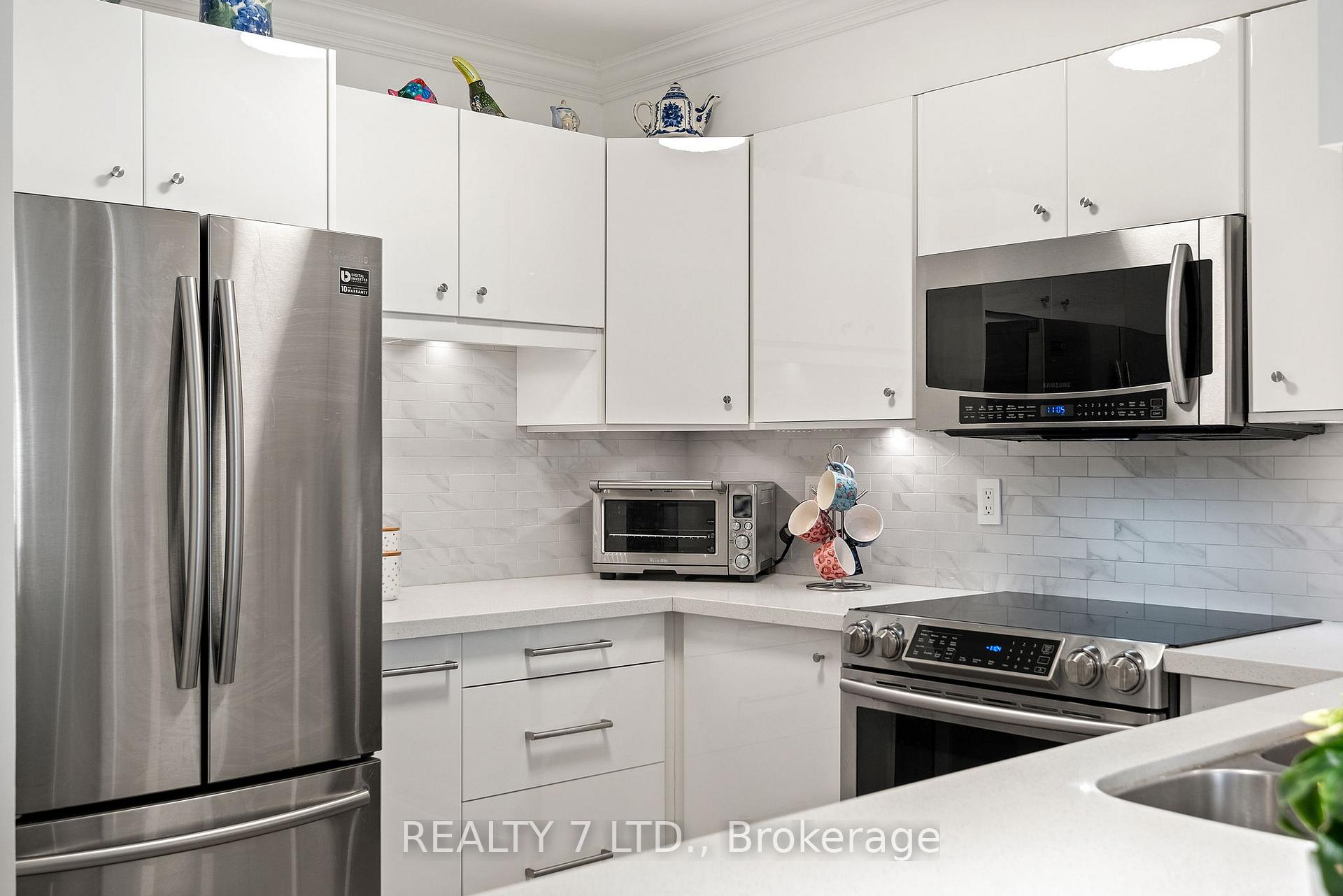 2 Bedrooms Condo at 850 Steeles, Vaughan For sale
