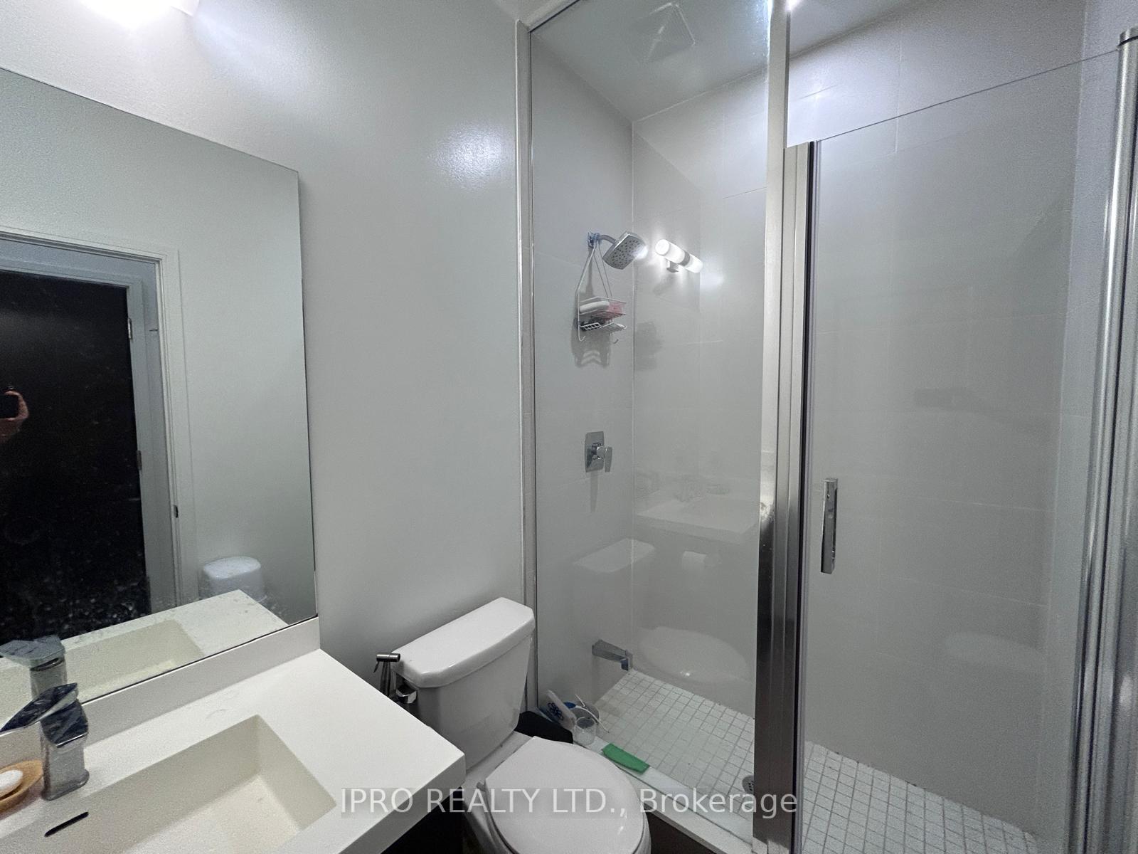 2 Bedrooms Condo at 8 Nahani, Mississauga For sale