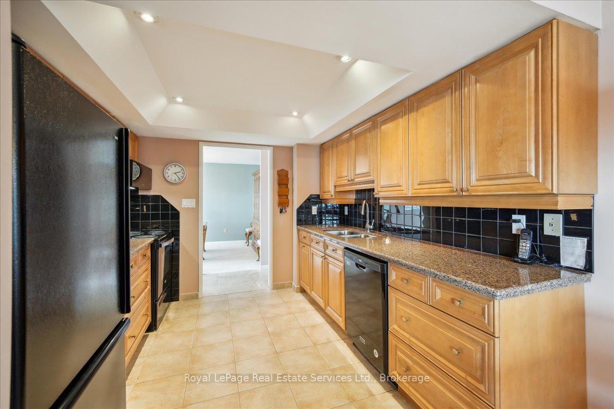 2 Bedrooms Condo at 2180 Marine, Oakville For sale