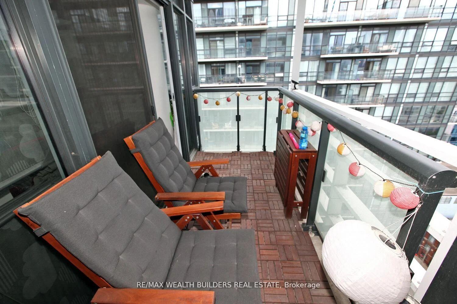2 Bedrooms Condo at 400 Adelaide, Toronto For sale