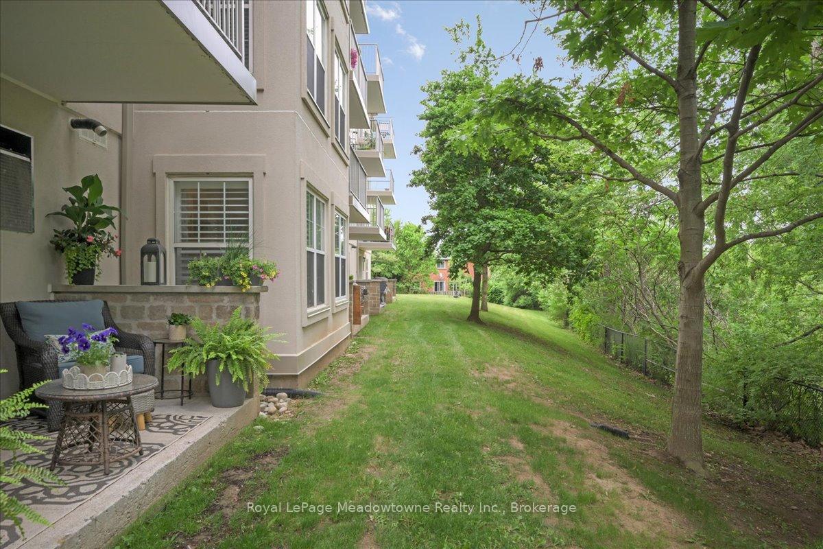 2 Bedrooms Condo at 1450 Bishops, Oakville For sale