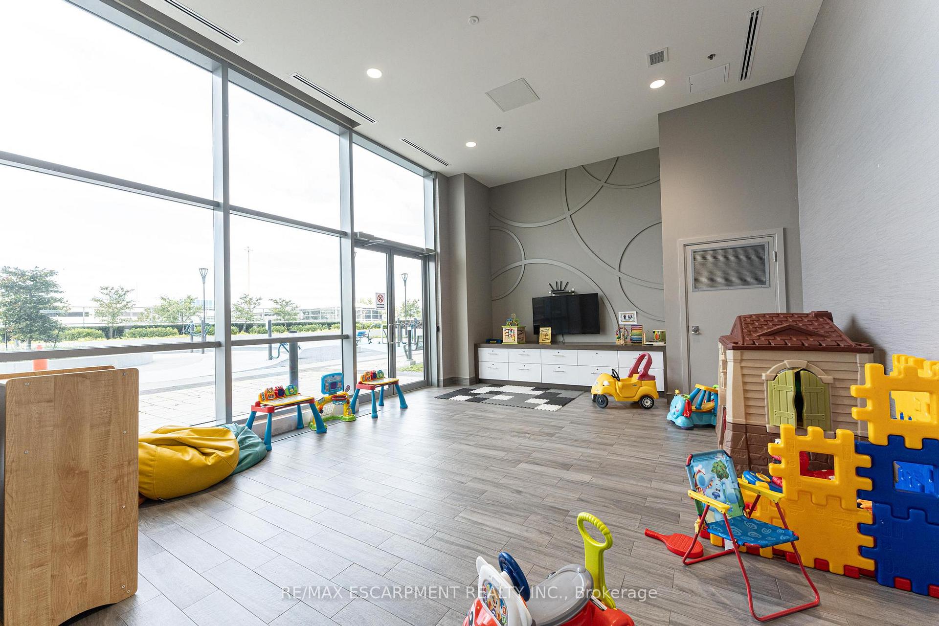 1 Bedroom Condo at 2087 Fairview, Burlington For sale
