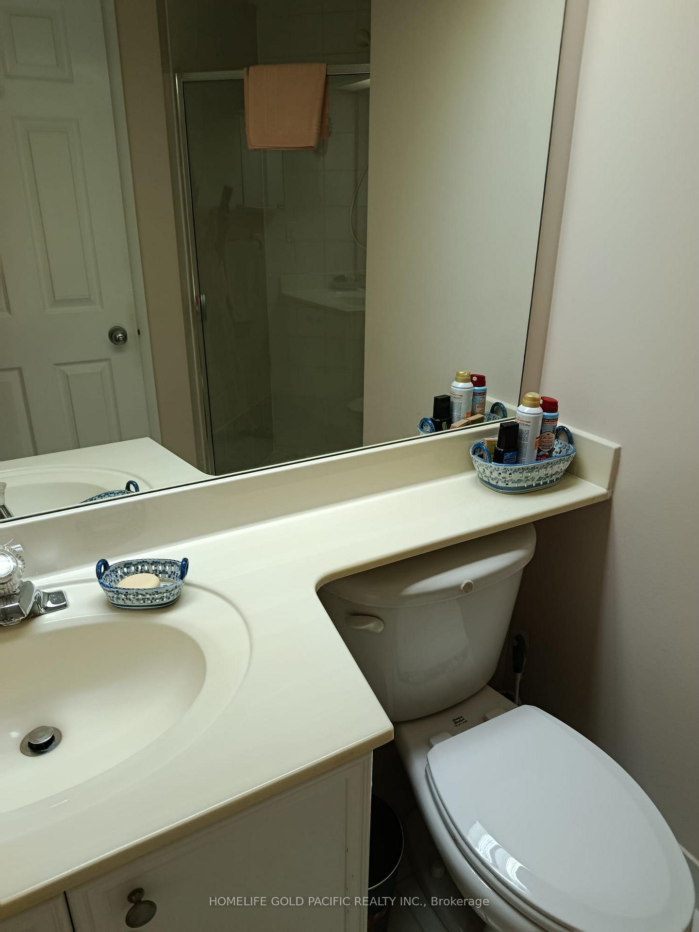 2 Bedrooms Condo at 77 Harbour, Toronto For sale