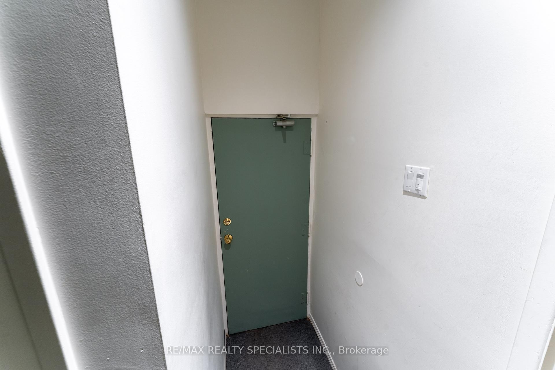 4 Bedrooms Condo at 2230 Upper Middle, Burlington For sale