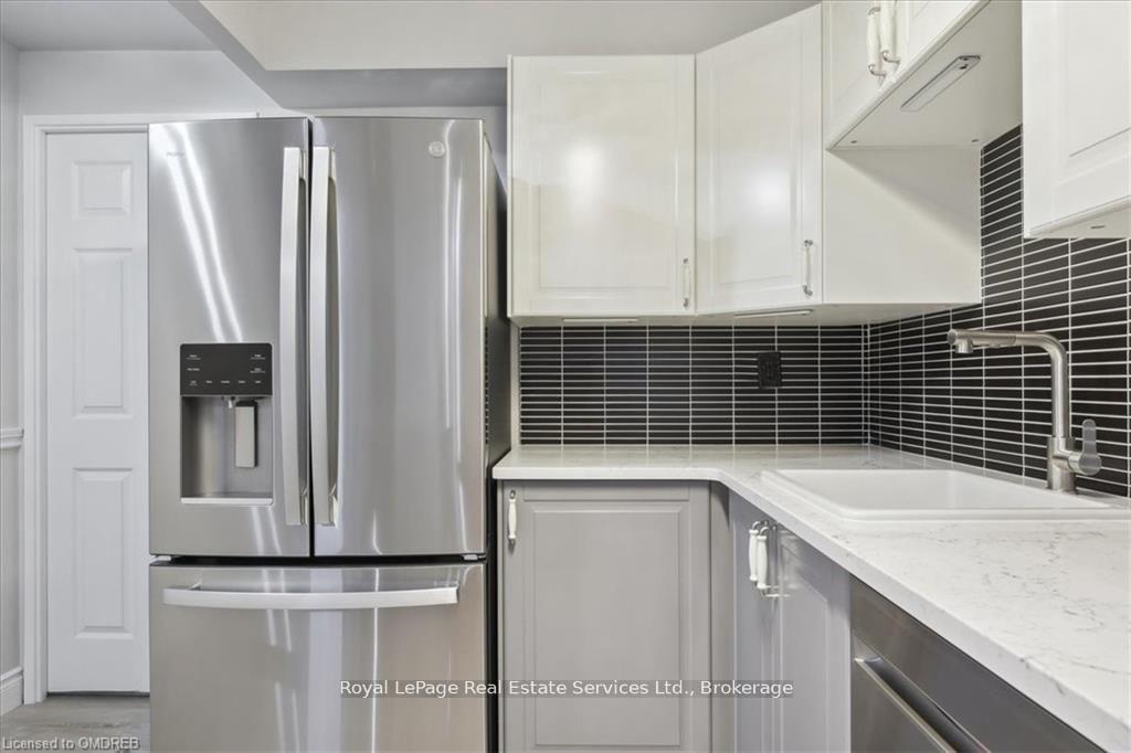 2 Bedrooms Condo at 162 REYNOLDS,  Oakville For sale