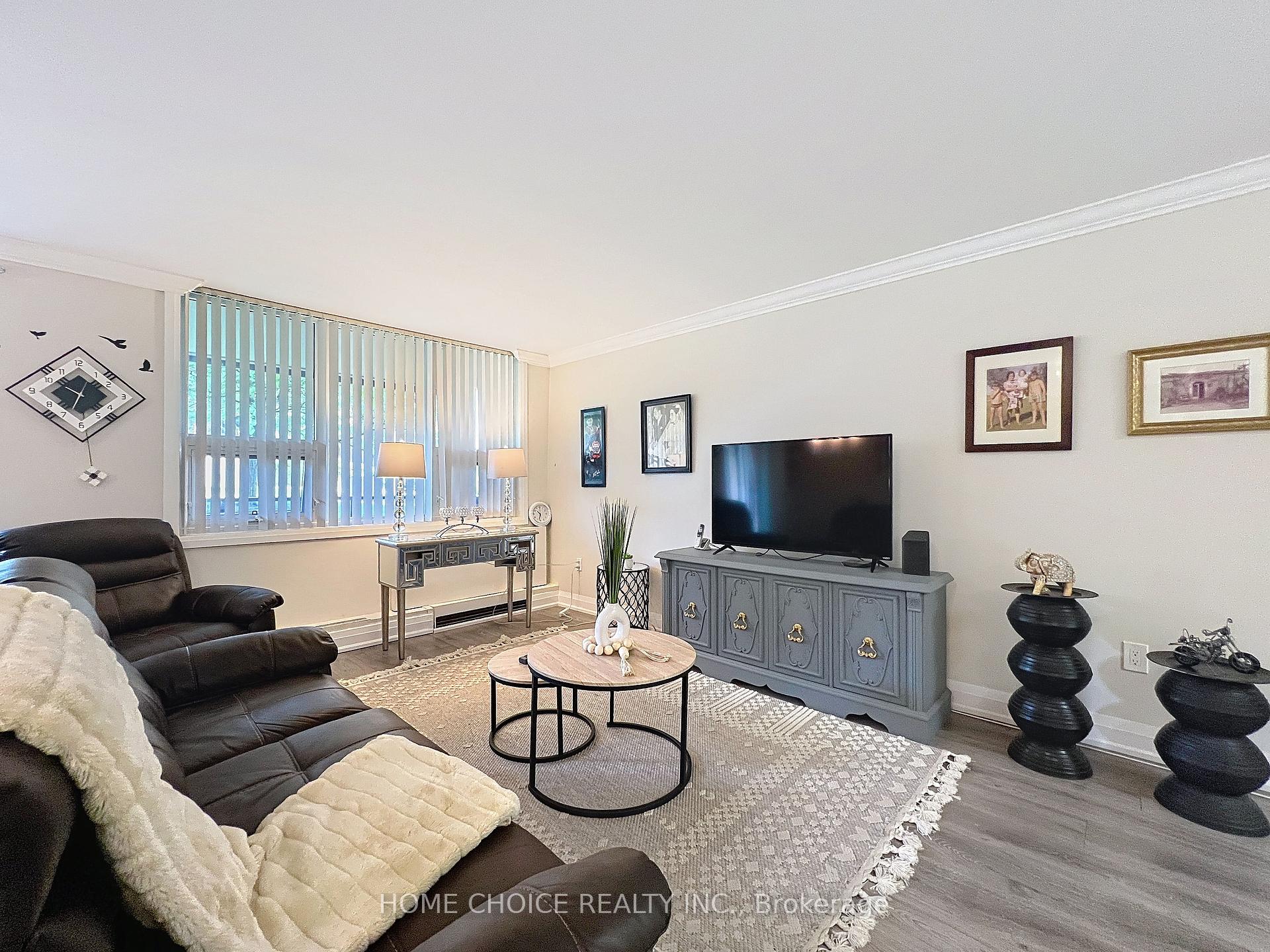 3 Bedrooms Condo at 15 La Rose, Toronto For sale