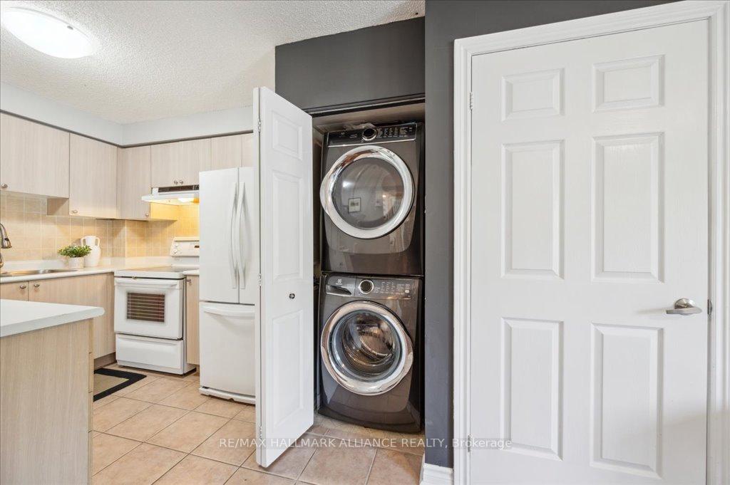 2 Bedrooms Condo at 1701 Lampman, Burlington For sale