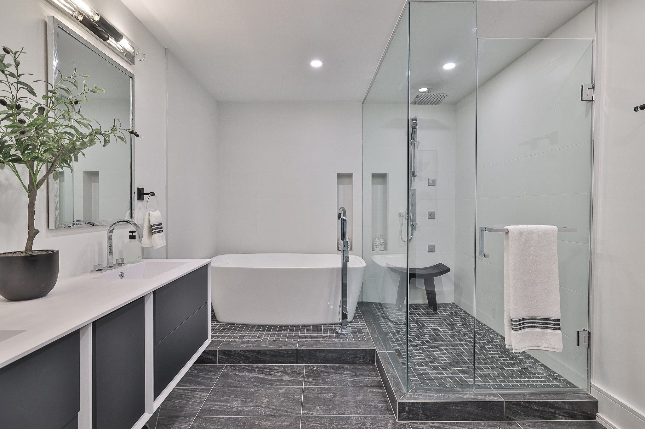 38 Avenue Road 111