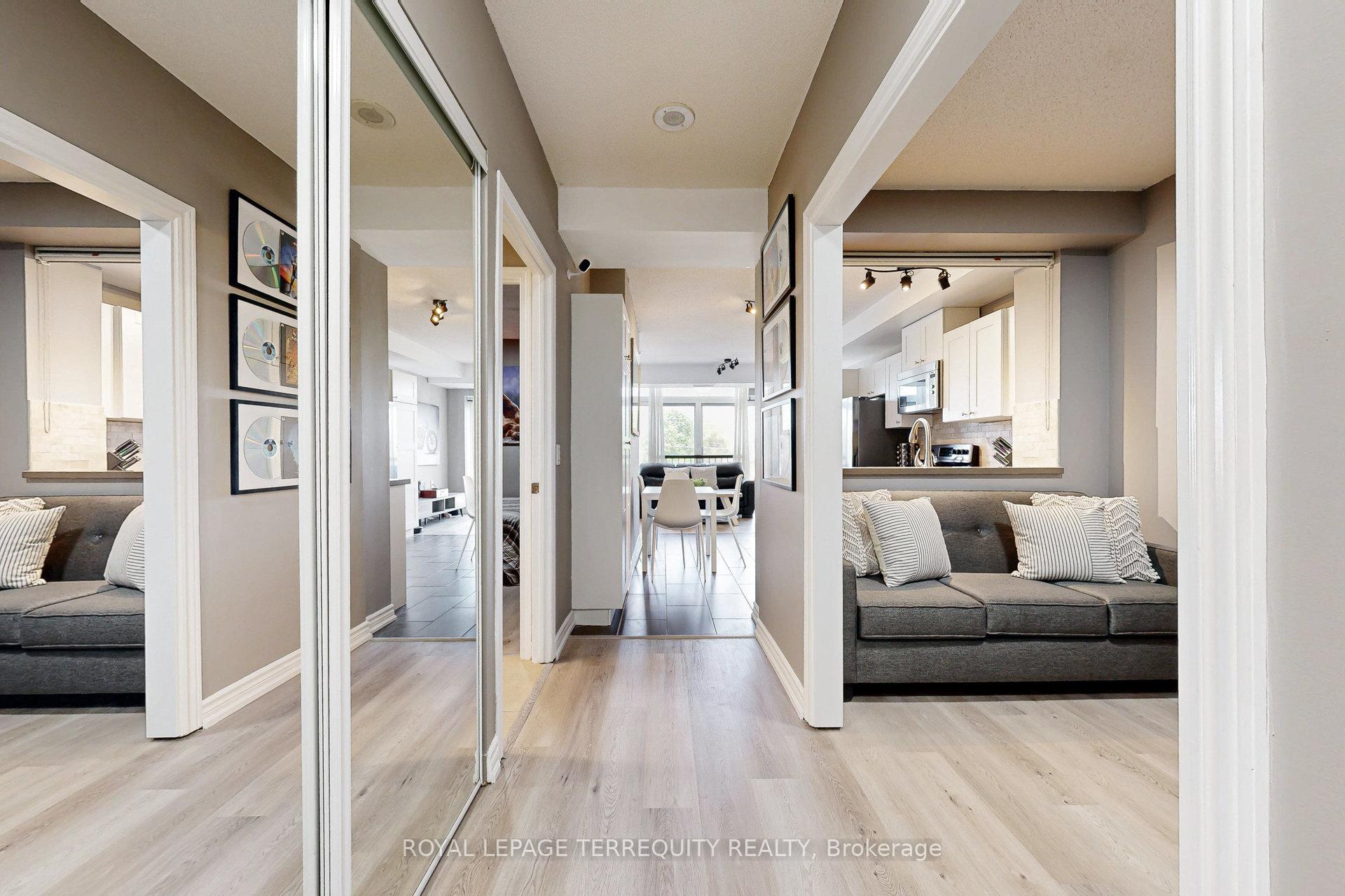 2 Bedrooms Condo at 200 Burnhamthorpe, Mississauga For sale
