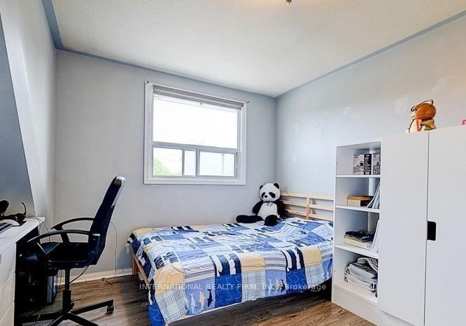 8 Farrell Avenue, Toronto, ON M2R 1C8