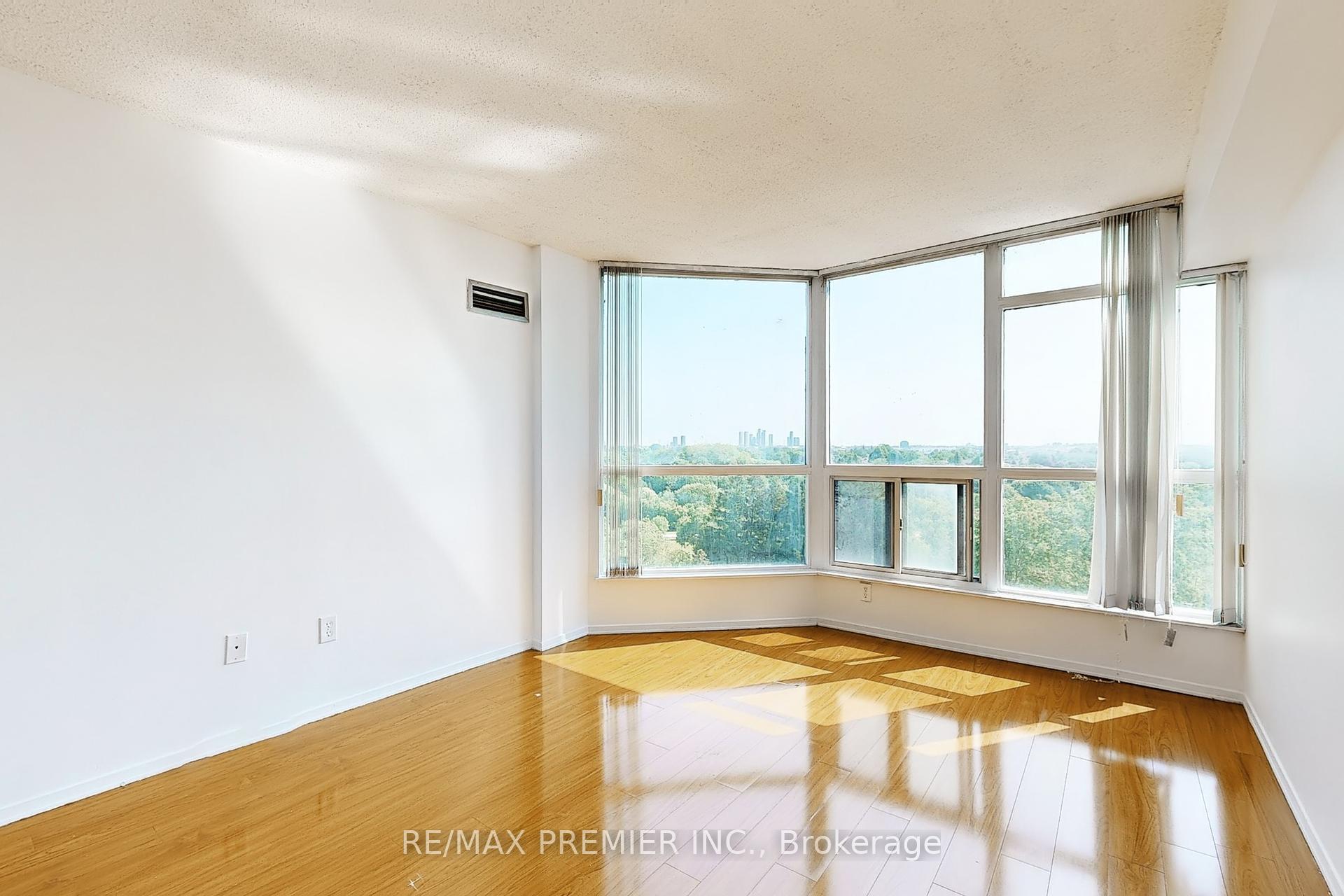 3 Bedrooms Condo at 1 Rowntree, Toronto For sale