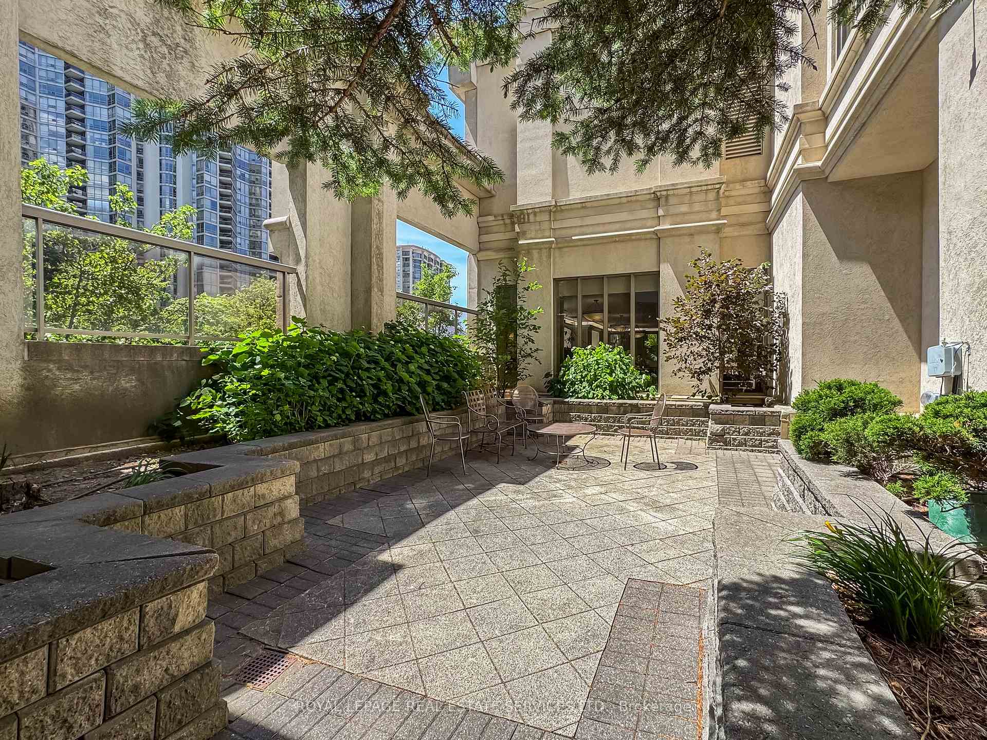 3 Bedrooms Condo at 25 Kingsbridge Garden, Mississauga For sale