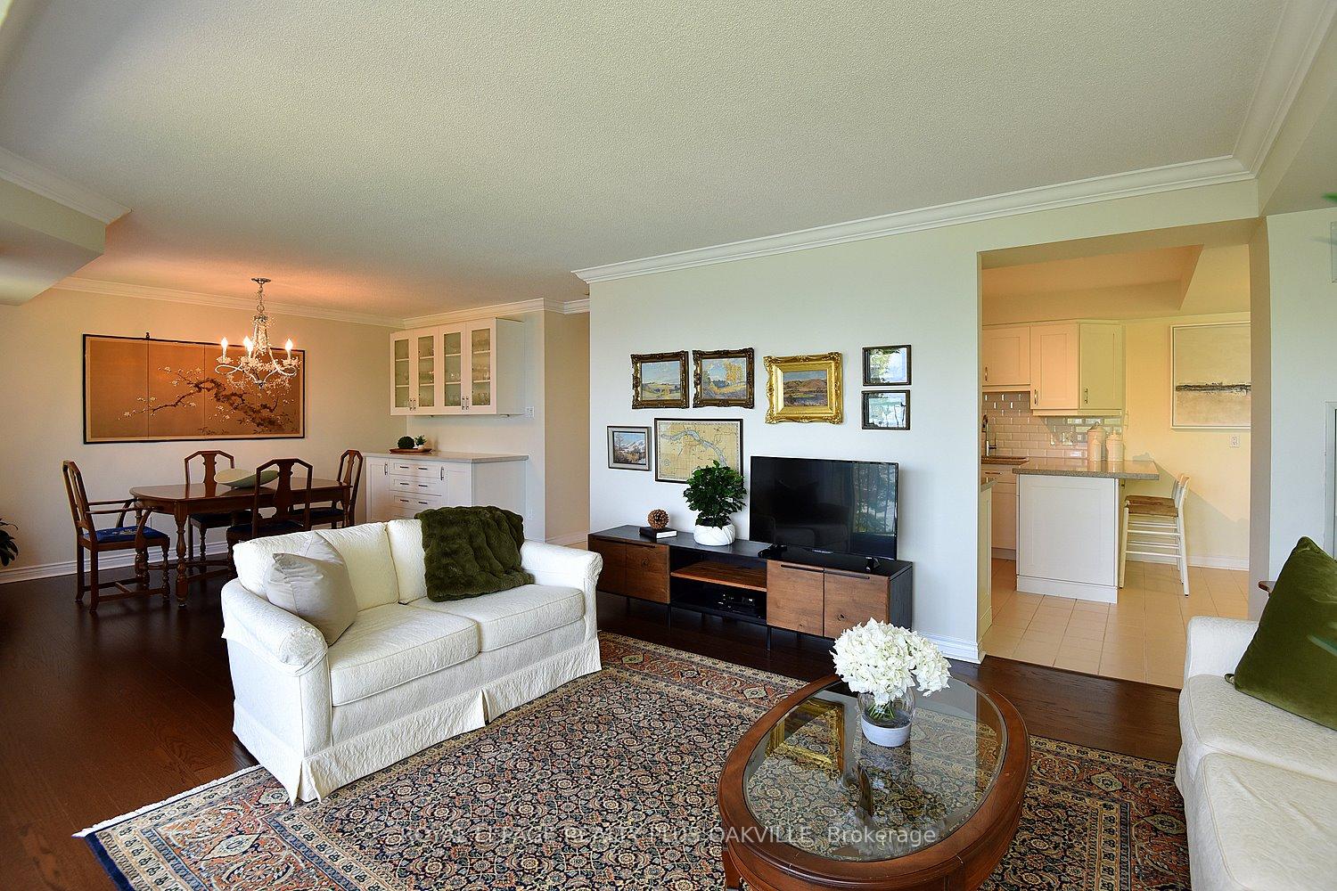 2 Bedrooms Condo at 2190 Lakeshore, Burlington For sale