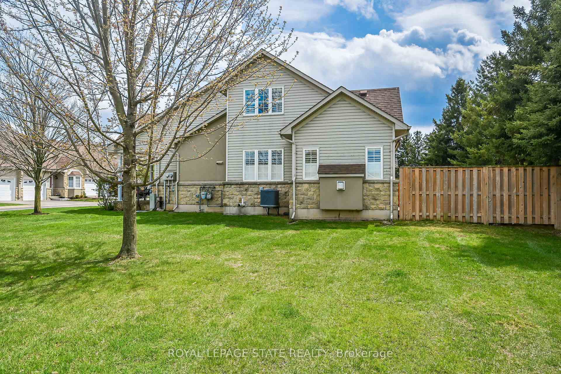 3 Bedrooms Condo at 212 Stonehenge,  Hamilton For sale