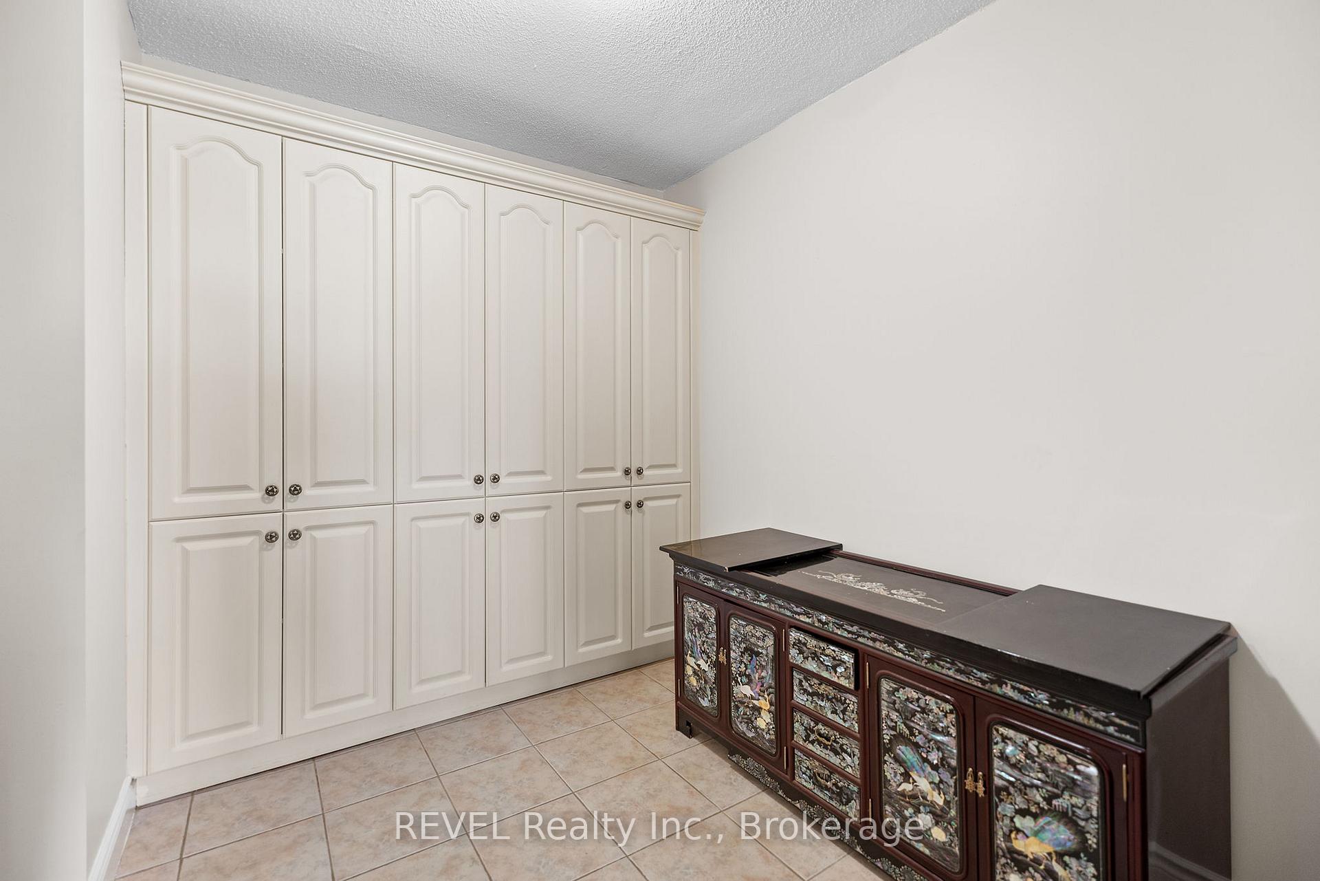 2 Bedrooms Condo at 442 Maple, Burlington For sale