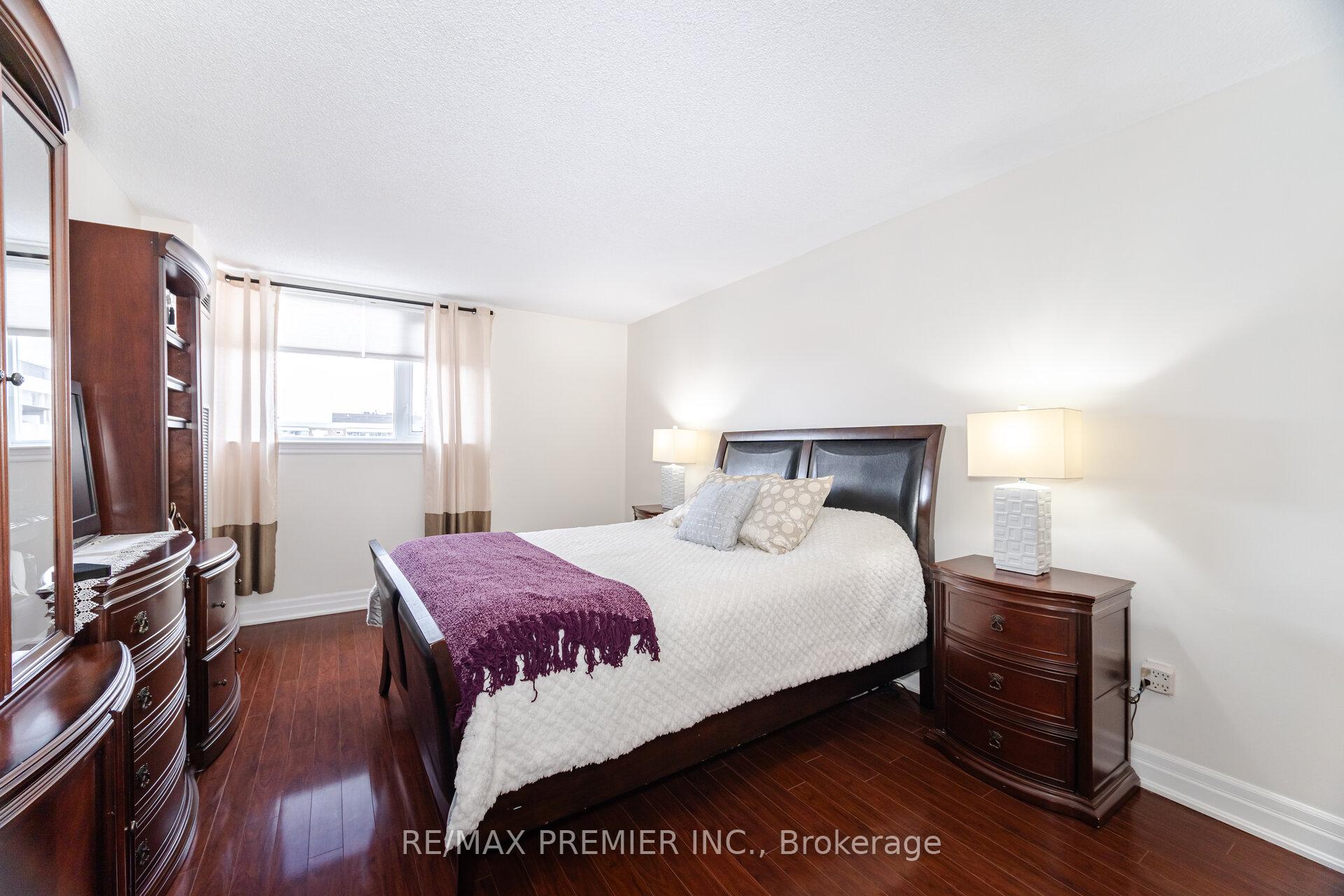 2 Bedrooms Condo at 270 Scarlett, Toronto For sale