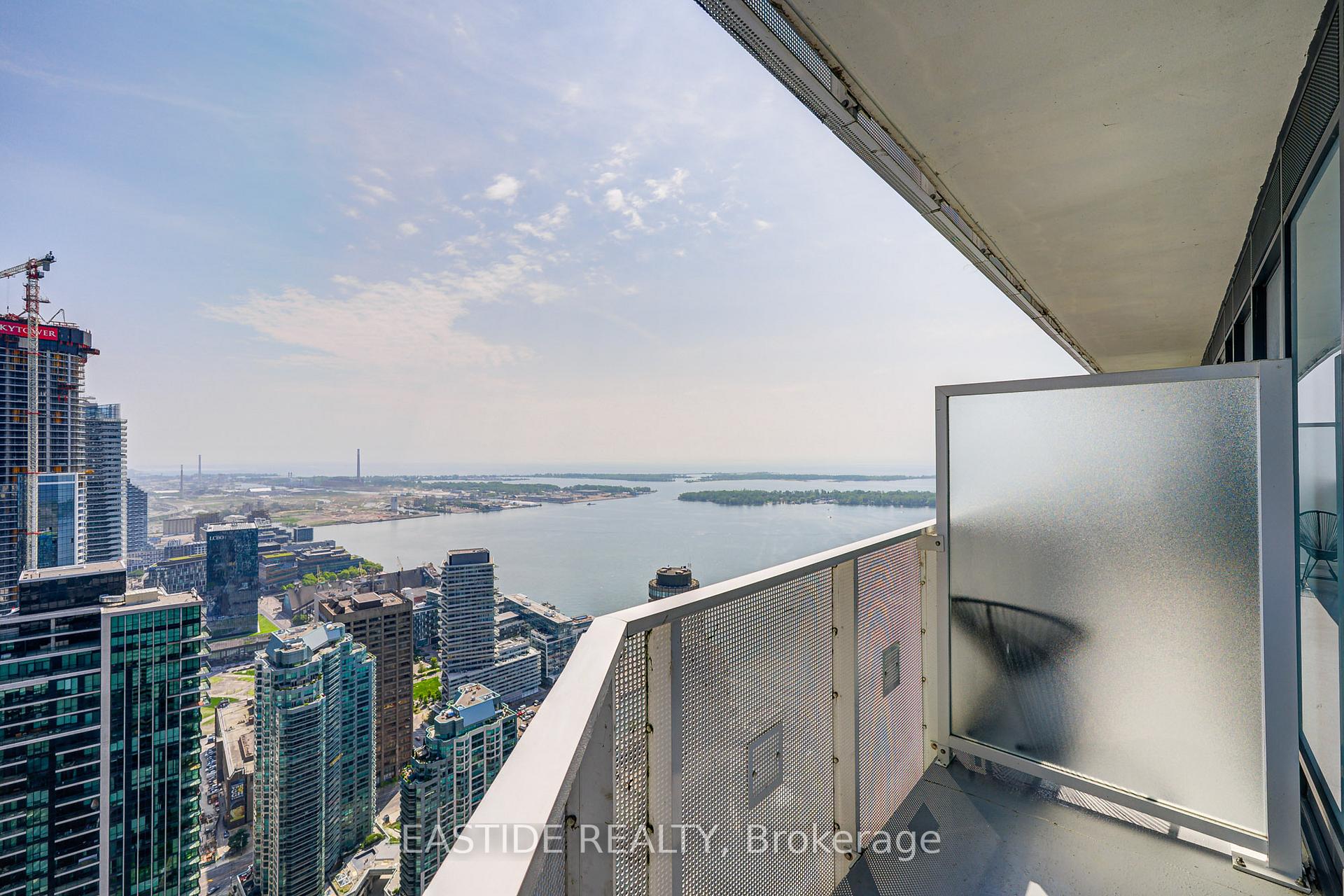 2 Bedrooms Condo at 88 Harbour, Toronto For sale