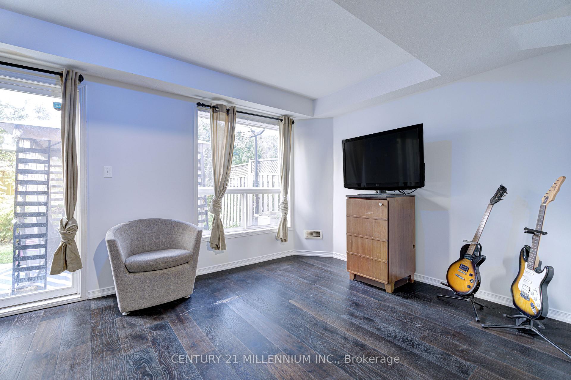 3 Bedrooms Condo at 151 Green,  Hamilton For sale