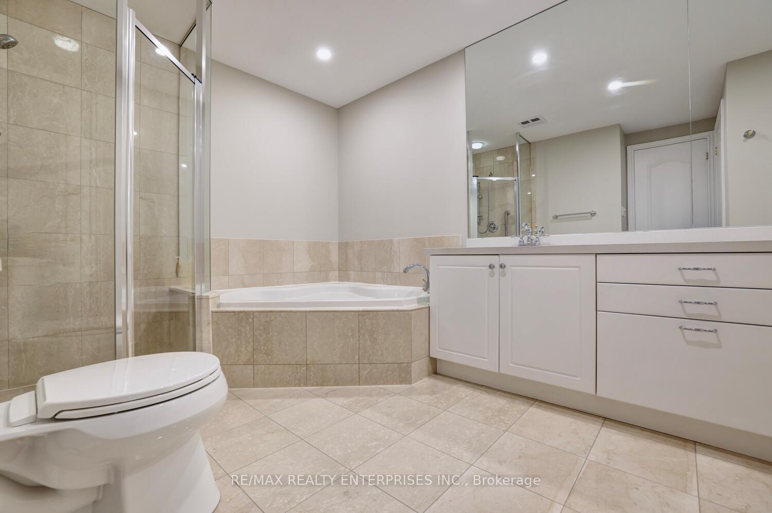 3 Bedrooms Condo at 1900 The Collegeway, Mississauga For sale