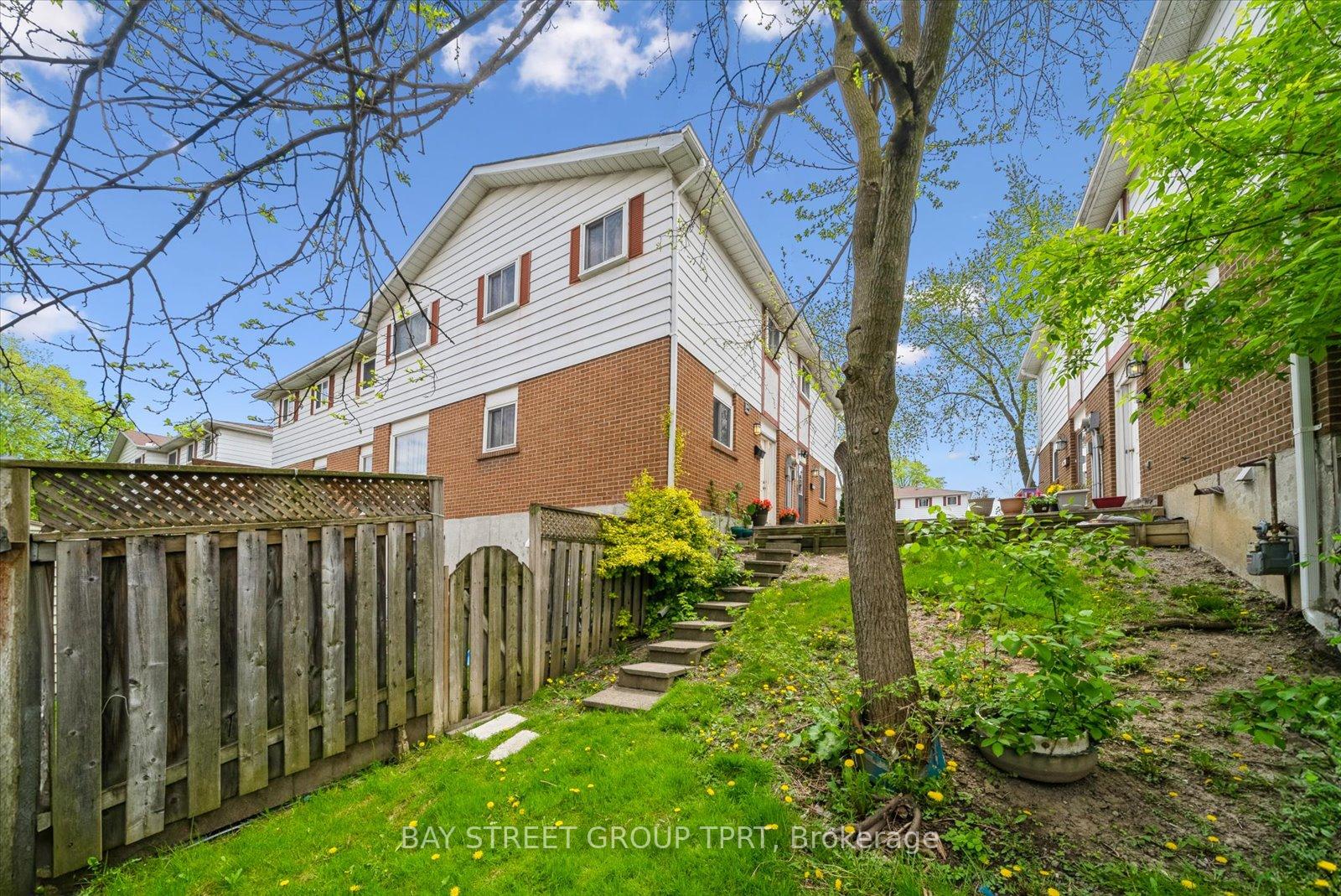 4 Bedrooms Condo at 16 Bur Oak, Toronto For sale