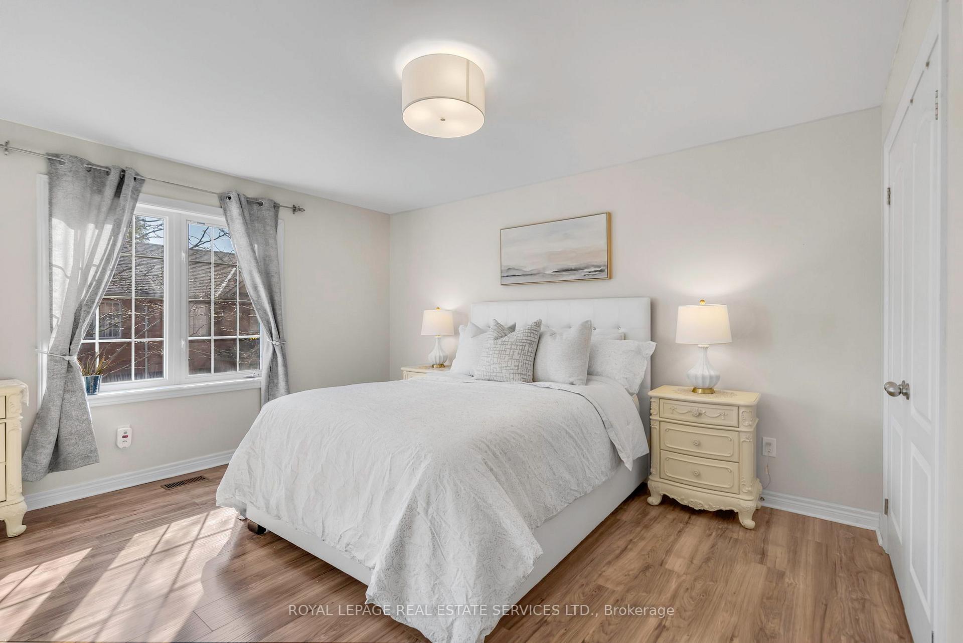 3 Bedrooms Condo at 3040 Fifth, Mississauga For sale