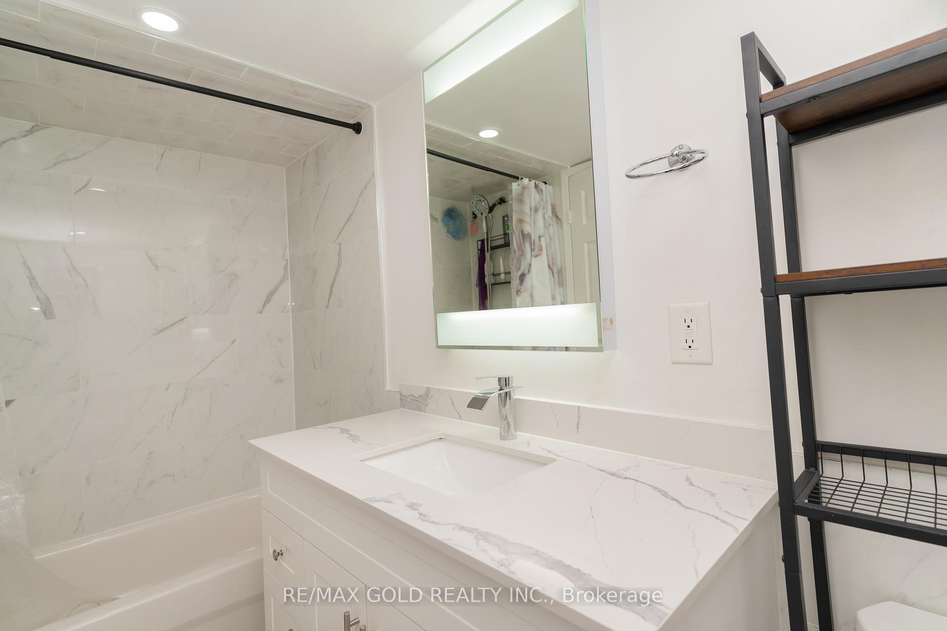 3 Bedrooms Condo at 25 Agnes, Mississauga For sale