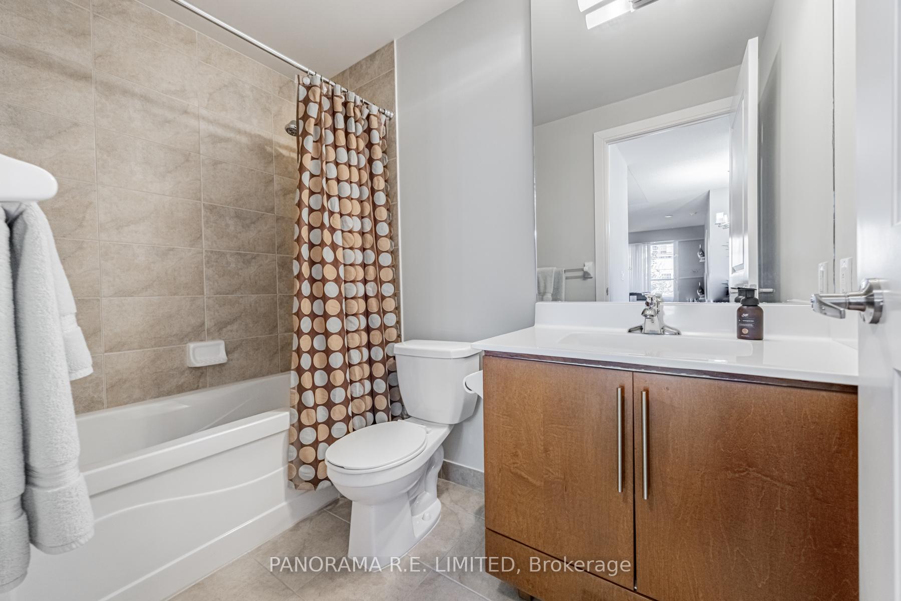 3 Bedrooms Condo at 330 Burnhamthorpe, Mississauga For sale