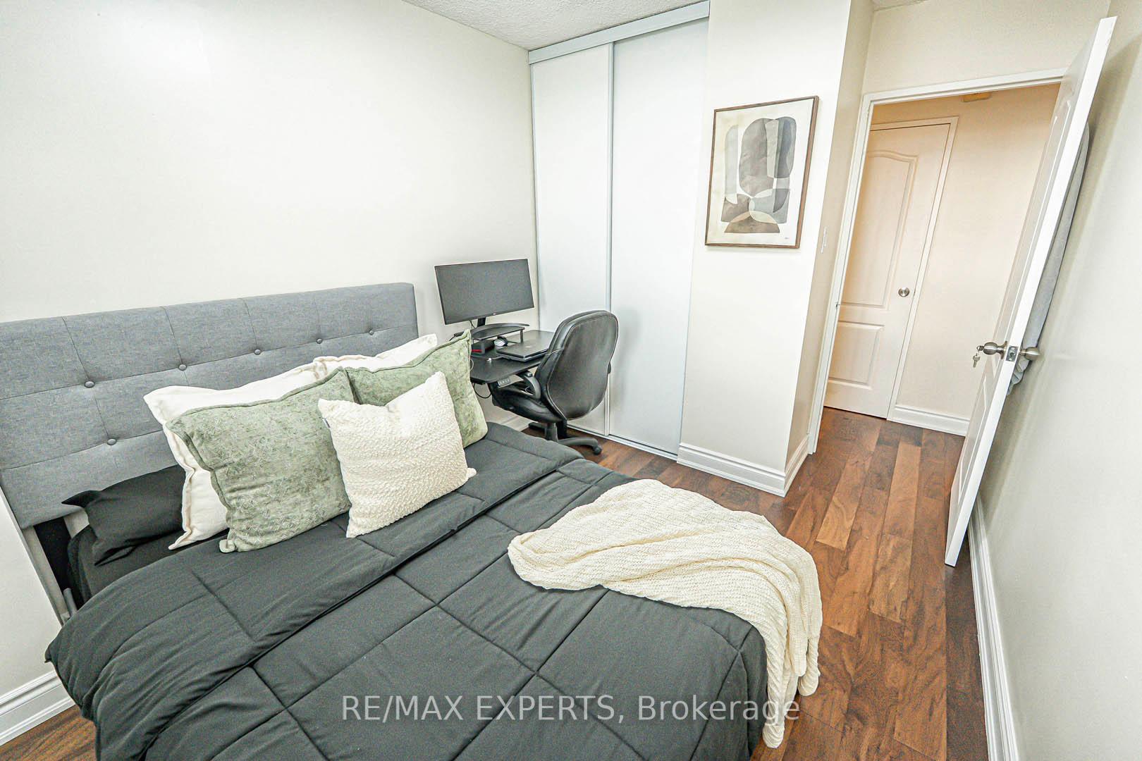 3 Bedrooms Condo at 1625 Bloor, Mississauga For sale