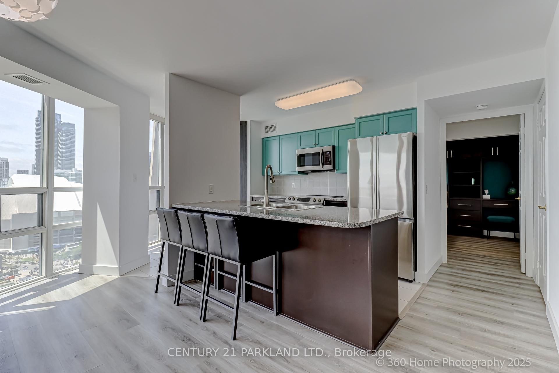 2 Bedrooms Condo at 30 Grand Trunk, Toronto For sale