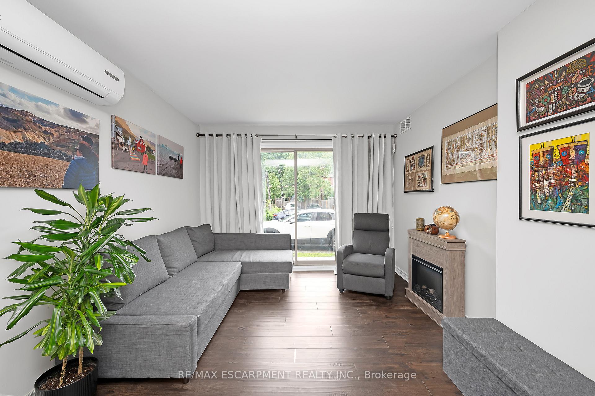 2 Bedrooms Condo at 28 Victoria, Hamilton For sale