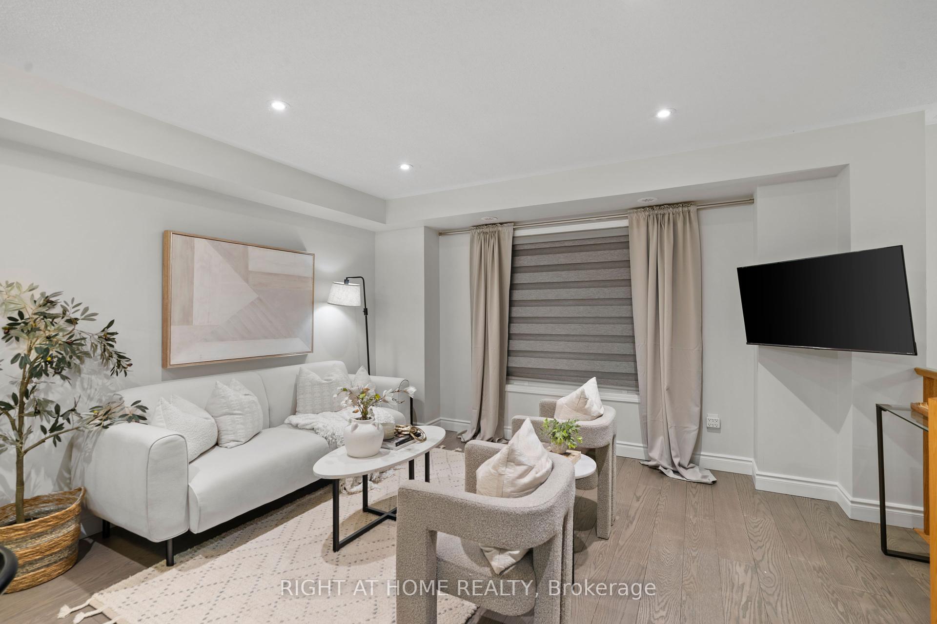 3 Bedrooms Condo at 5650 Winston Churchhill, Mississauga For sale