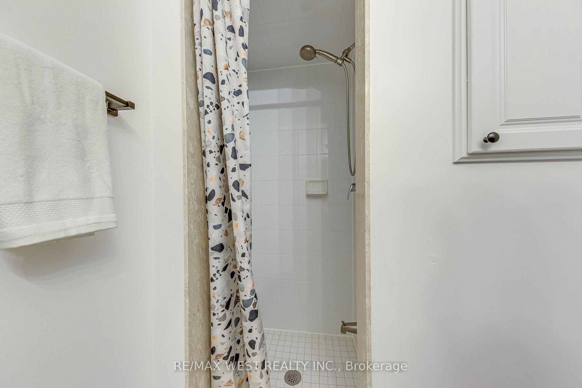 3 Bedrooms Condo at 50 Strathaven, Mississauga For sale