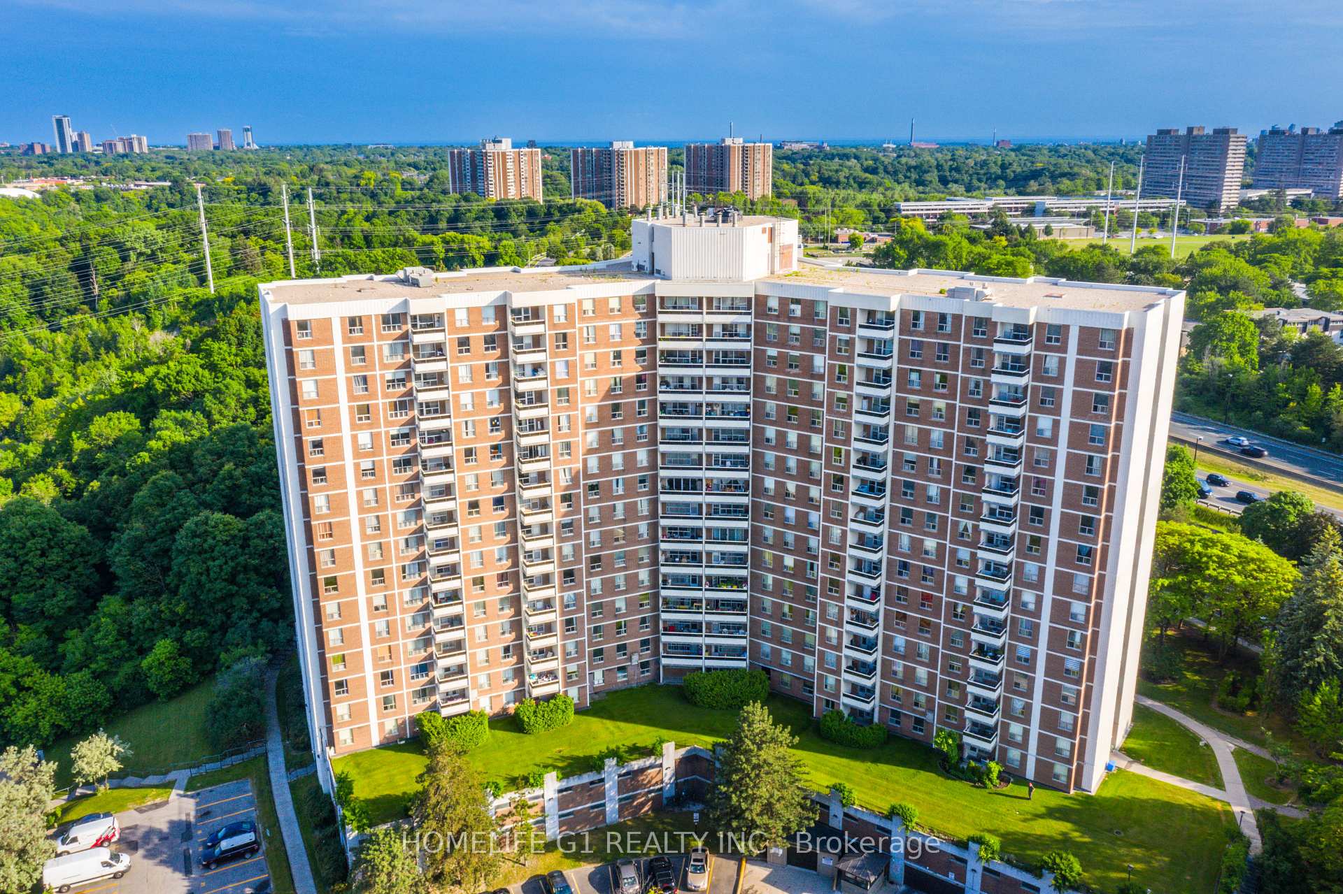 3 Bedrooms Condo at 5 Shady, Toronto For sale