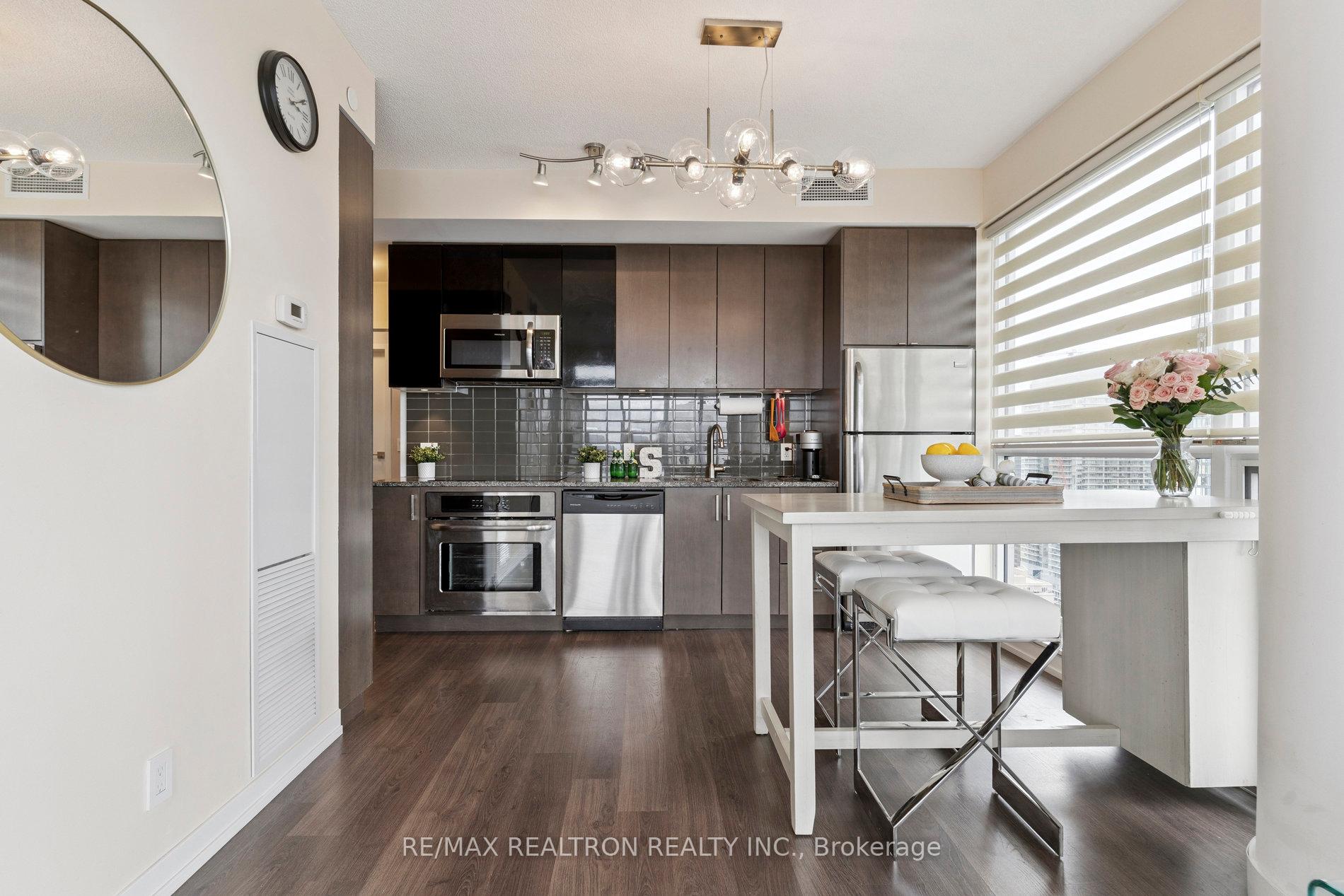 2 Bedrooms Condo at 89 Dunfield, Toronto For sale