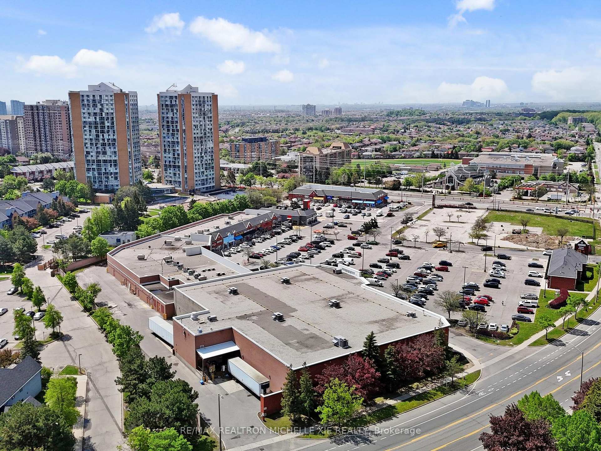 2 Bedrooms Condo at 65 Trailwood, Mississauga For sale
